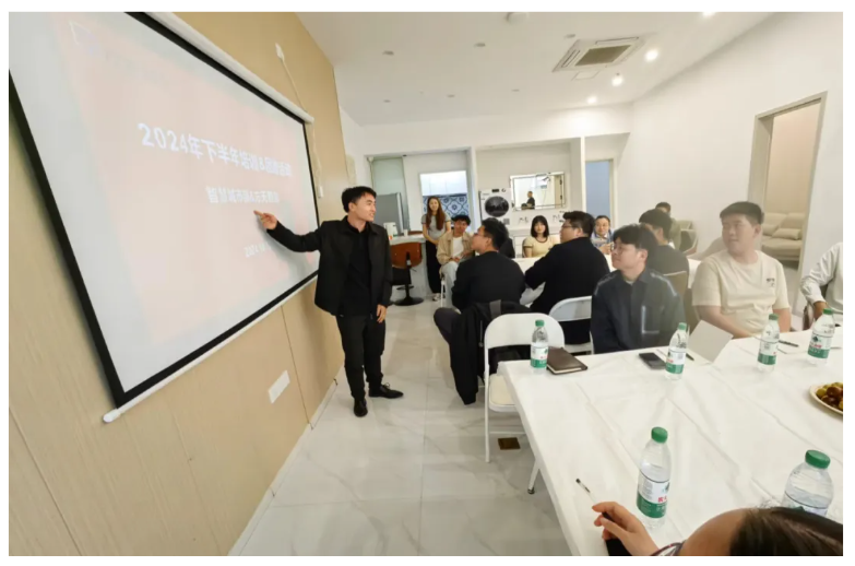 智慧碰撞，团队共融：一场别开生面的跨部门研讨与团建盛宴